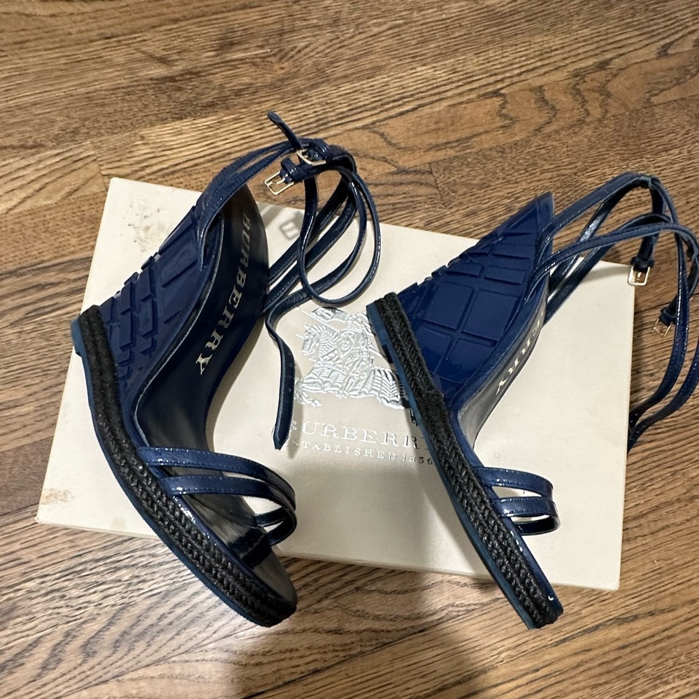 Burberry platform navy blue heels in excellent preowned condition!